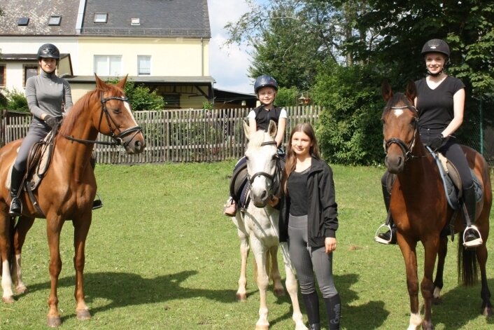 In Fraureuth wird wieder aufgesattelt - Können wieder regelmäßig trainieren: Hannah Zimmermann, Leonie Reitel, Leni Zimmermann und Glaudia Gottert (von links) vom Fraureuther Verein für Pferdesport- und Reittouristik.
