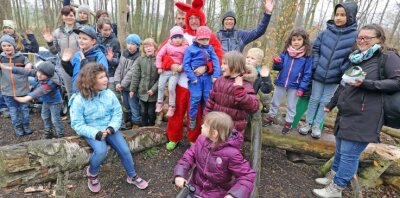 In Freiberg ist der Osterhase noch unterwegs - Gemeinsam mit "Osterhase" Silvio Herrmann machten sich die Kinder rund um das Waldcafé auf die Suche nach den Osternestern. 