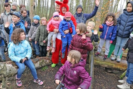 Gemeinsam mit "Osterhase" Silvio Herrmann machten sich die Kinder rund um das Waldcafé auf die Suche nach den Osternestern. 