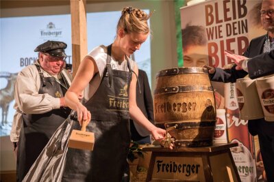 In Freiberg ist die Bockbiersaison eröffnet - Silberstadtkönigin Sophia beim Freiberger Bockbieranstich 2023 sagte: „Ich dachte, es ist schwerer.“