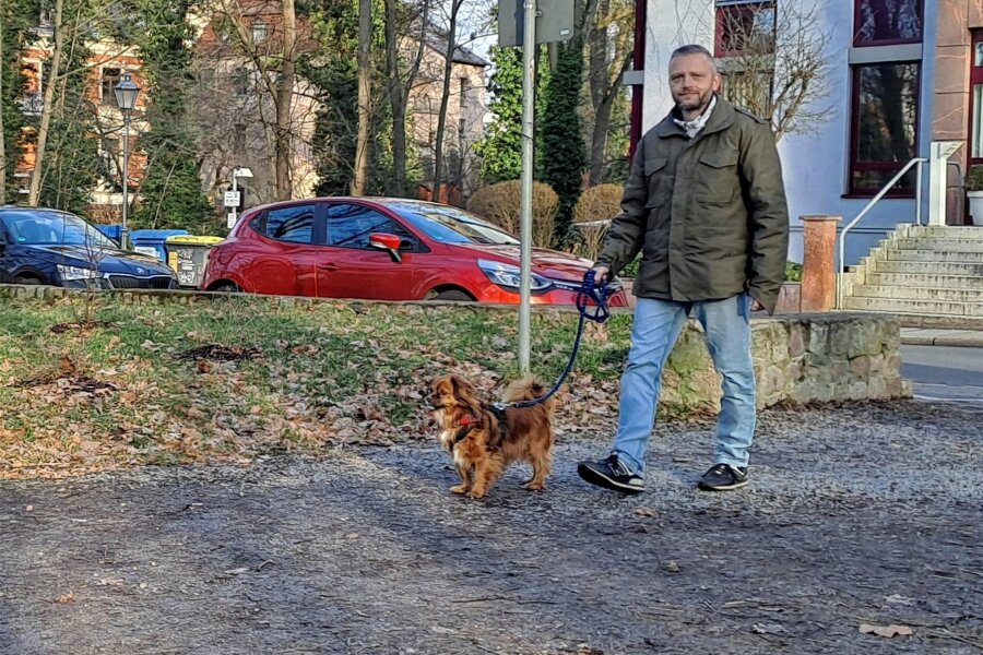 In Glauchau wird die Leinenpflicht für Hunde gelockert - Daniel Grünhard mitseinem Hund. Er regte die Debatte um eine Hundeweise in Glauchau an.