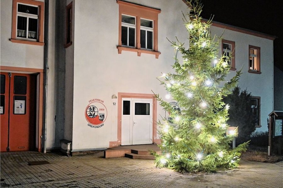 In Greifendorf leuchtet noch der Weihnachtsbaum. Allerdings sind seine Tage schon gezählt. - Der Weihnachtsbaum vor dem Vereinshaus in Greifendorf steht direkt an der viel befahrenen B 169. 