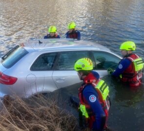 In Großteich gestürztes Auto geborgen - Einsatzkräfte der Wasserrettungsgruppe der Wasserwacht Chemnitz sichern das Fahrzeug beim Ziehen mit der Winde durch das THW Döbeln und den ADAC. Zuvor haben sie das Fahrzeug unter Wasser angeleint. 