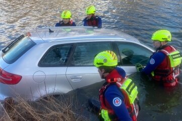 In Großteich gestürztes Auto geborgen - Einsatzkräfte der Wasserrettungsgruppe der Wasserwacht Chemnitz sichern das Fahrzeug beim Ziehen mit der Winde durch das THW Döbeln und den ADAC. Zuvor haben sie das Fahrzeug unter Wasser angeleint. 