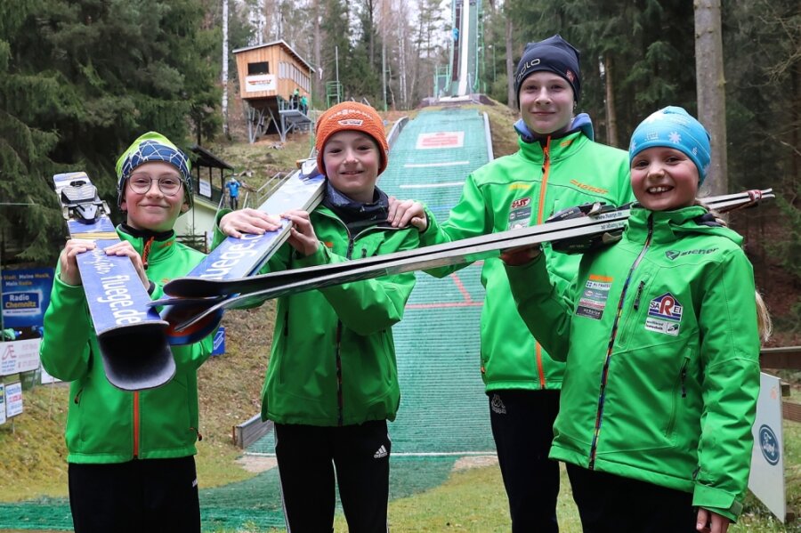 In Grüna auch im Frühling: Mit Skiern durch den Wald - Es läuft prima für die Grünaer Nachwuchsskispringer Leonard Guth, Nicklas Märker, Björn Börnig und Nora Kunis (von links). 