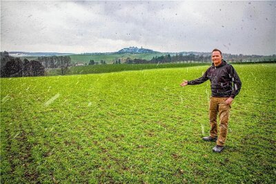 In Grünberg gehen Energiewende und Landwirtschaft Hand in Hand - Landwirt Markus Schönherr am Montag im Schneetreiben auf der Fläche in Grünberg, wo künftig Solarstrom und Feldfrüchte geerntet werden sollen. 