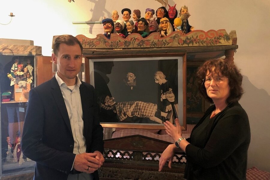 In Hartenstein sind die Puppen los - Bürgermeister Martin Kunz und Museumsleiterin Susann Gramm in der Sonderausstellung "100 Jahre Hartensteiner/ Hohnsteiner Puppenspiele". 