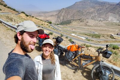 In Jogginghose zur kurdischen Hochzeit: Seiffener und Südtirolerin fahren mit Bambus-Fahrrad um die Welt - Fahrrad fahren bei über 40 Grad im Nordirak.