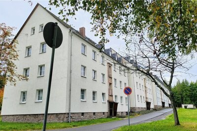In Johanngeorgenstadt fallen weitere 390 Wohnungen - Mieter sauer - Der Wohnblock Am Schimmelfelsen 23 bis 29: Obwohl schon einmal saniert, soll er Ende des kommenden Jahres abgerissen werden. 