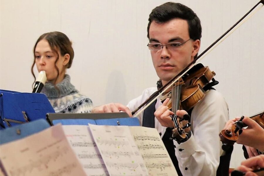 In Johanngeorgenstadt gestalten erstmals erwachsene Musikschüler ein Konzert - Erik Mesch (rechts) gehört zu den erwachsenen Schülern der Musikschule. Er wird beim Konzert auftreten. 