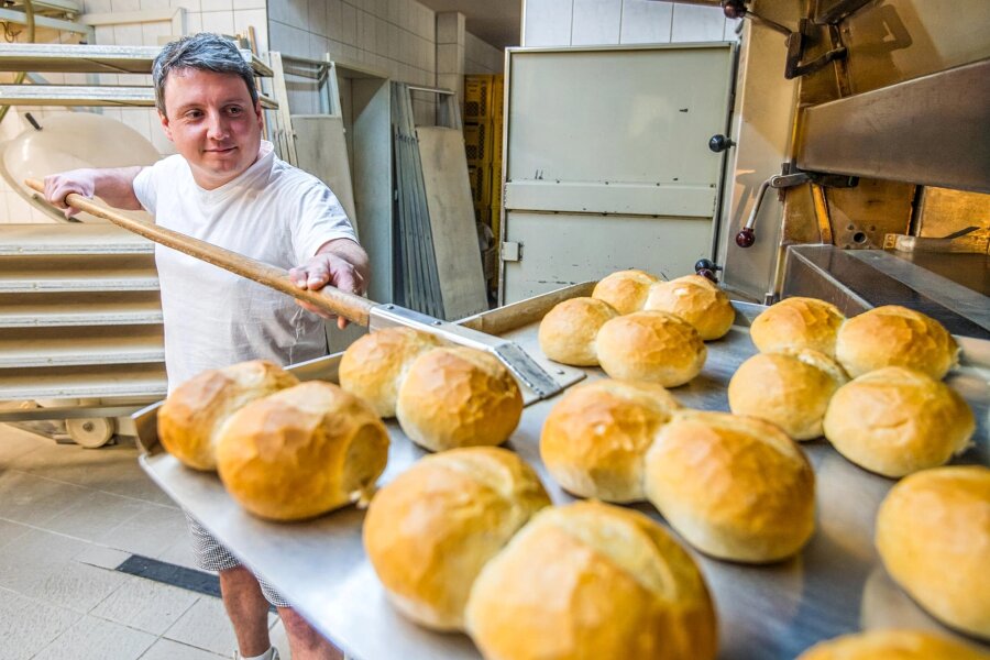 In kleiner Bäckerei im Erzgebirge bleibt auch nach 99 Jahren der Ofen heiß - Um die leckeren Sosaer Semmeln zu backen, muss Gideon Weigel kurz nach Mitternacht aufstehen. Kein Problem, meint der junge Mann.