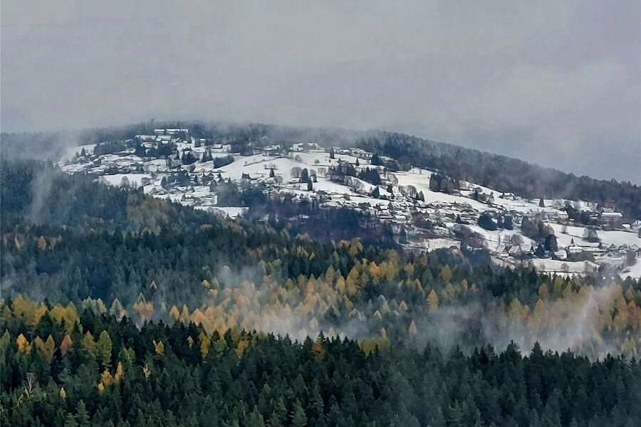 In Klingenthal meldete sich am Wochenende erstmals der Winter an - Der 936 Meter hohe Aschberg trug am Samstag eine weiße Haube.
