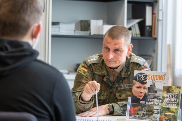 "Spaß ist kein militärischer Begriff." Karriereberatungsoffizier Marcus Oberländer über Risiken und Chancen bei der Bundeswehr. 