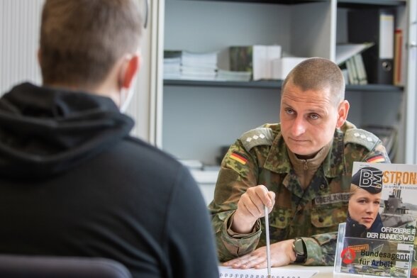 "Spaß ist kein militärischer Begriff." Karriereberatungsoffizier Marcus Oberländer über Risiken und Chancen bei der Bundeswehr. 