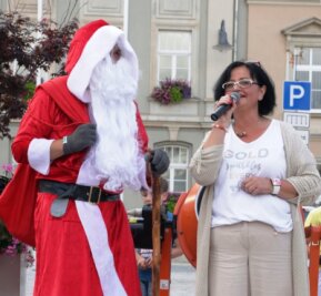 In Lengenfeld kommt der Weihnachtsmann im Sommer - Die Vorsitzende des Gewerbevereins, Gabriela Krauthahn, begrüßt den Weihnachtsmann. 