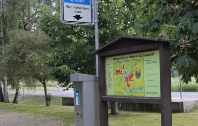 In Lichtenwalde und Braunsdorf wird das Parken teurer - Auf dem Wanderparkplatz an der Eisenbahnbrücke in Braunsdorf kostet das Tagesticket ab August 4 Euro.