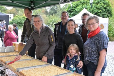 In Lößnitz ist ein Riesenapfelkuchen angeschnitten worden - In Lößnitz ist ein Riesenapfelkuchen angeschnitten worden – beim Anschnitt Anja Markert (2.l.) vom Lößnitzer Apfelprojekt.