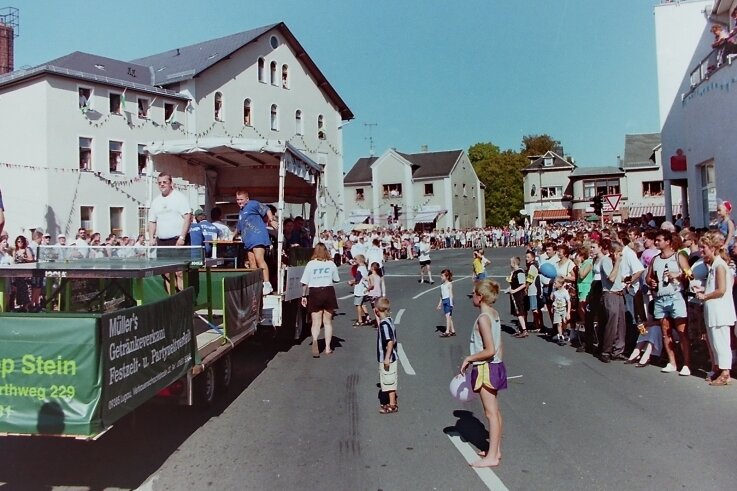 In Lugau schlägt das Tischtennis-Herz - Beim Lugauer Stadtjubiläum 1999 war der TTC mit einem eigenen Wagen mit von der Partie.