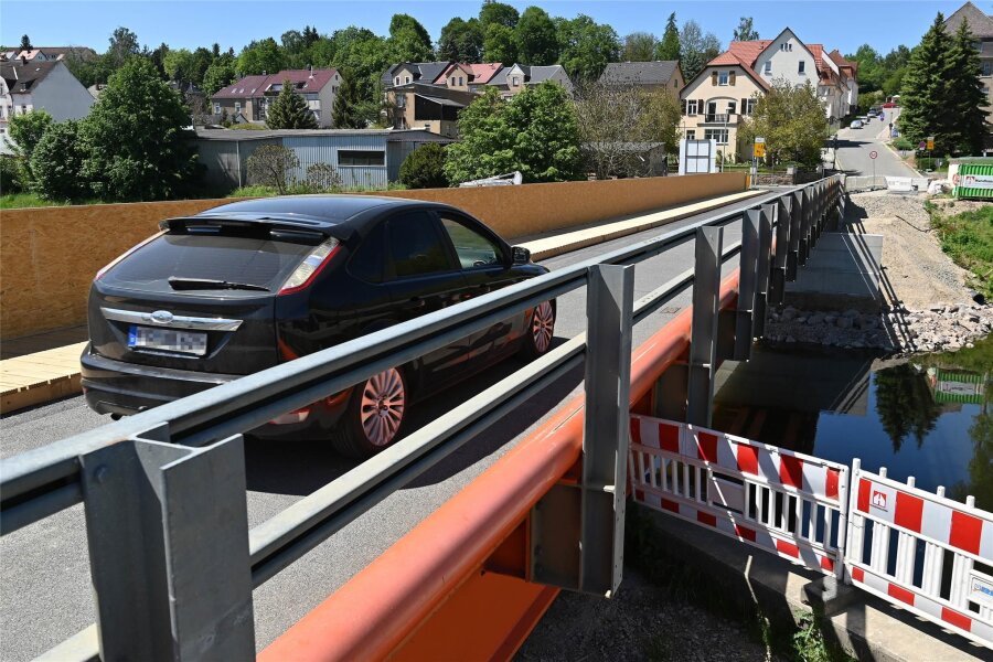 In Lunzenau rollt der Verkehr nun über die Ersatzbrücke: Wie klappt die neue Verkehrsführung? - Auf und an der Muldenbrücke in Lunzenau haben die Sanierungsarbeiten begonnen, der Verkehr rollt nun über die Ersatzbrücke.