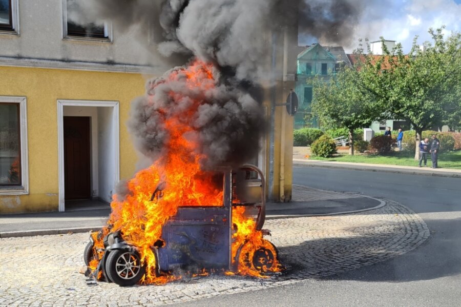 In Meerane steht Elektroauto in Flammen - Die Flammen zerstörten das Elektroauto. Das Foto entstand im unteren Bereich der Achterbahn kurz nach dem Eintreffen der Freiwilligen Feuerwehr. 