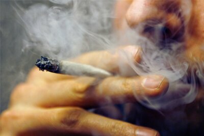 In Mittelsachsen gibt es sechs jugendliche Intensivstraftäter - Einen Joint zu rauchen, das riecht nach illegaler Handlung. Rauschgiftkriminalität fällt in Mittelsachsen vor allem in Freiberg und Döbeln auf.