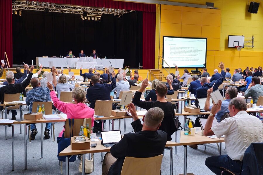 In Mittelsachsens Kreistag sucht CDU den Schulterschluss mit Freien Wählern und FDP - Abstimmungen im mittelsächsischen Kreistag könnten künftig spannender verlaufen. Noch halten sich die großen Fraktionen zur möglichen Koalitionen zurück.
