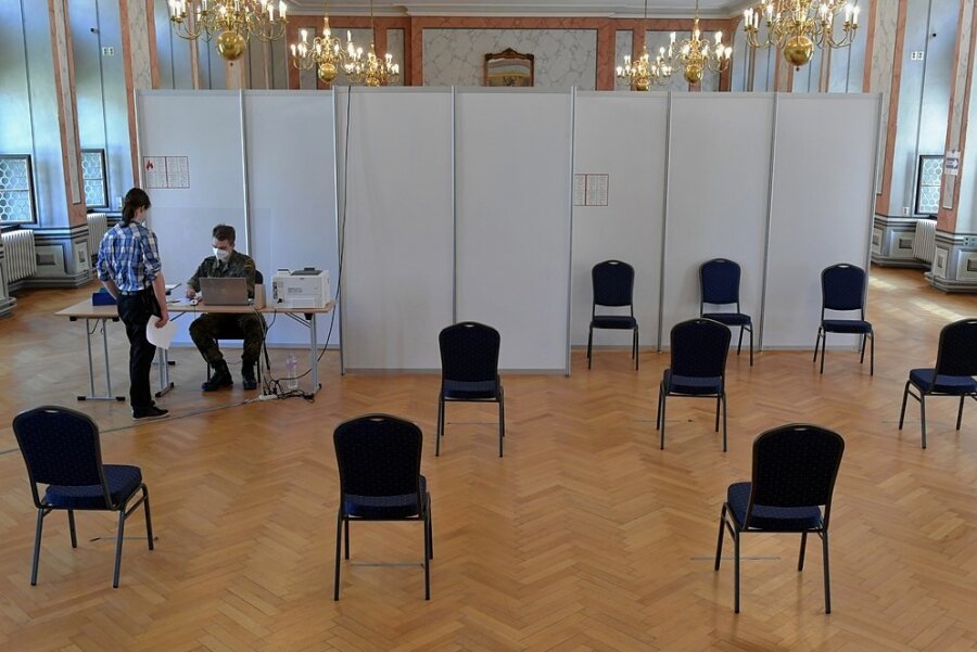 Im Corona-Testzentrum im Städtischen Festsaal in Freiberg sind am Montag viele Stühle im Warteraum leer geblieben. Die Nachfrage nach den Schnelltests ist deutlich gesunken