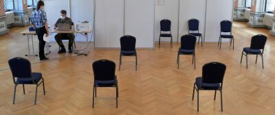 In Mittelsachsens Testzentren bleiben viele Stühle leer - Im Corona-Testzentrum im Städtischen Festsaal in Freiberg sind am Montag viele Stühle im Warteraum leer geblieben. Die Nachfrage nach den Schnelltests ist deutlich gesunken.