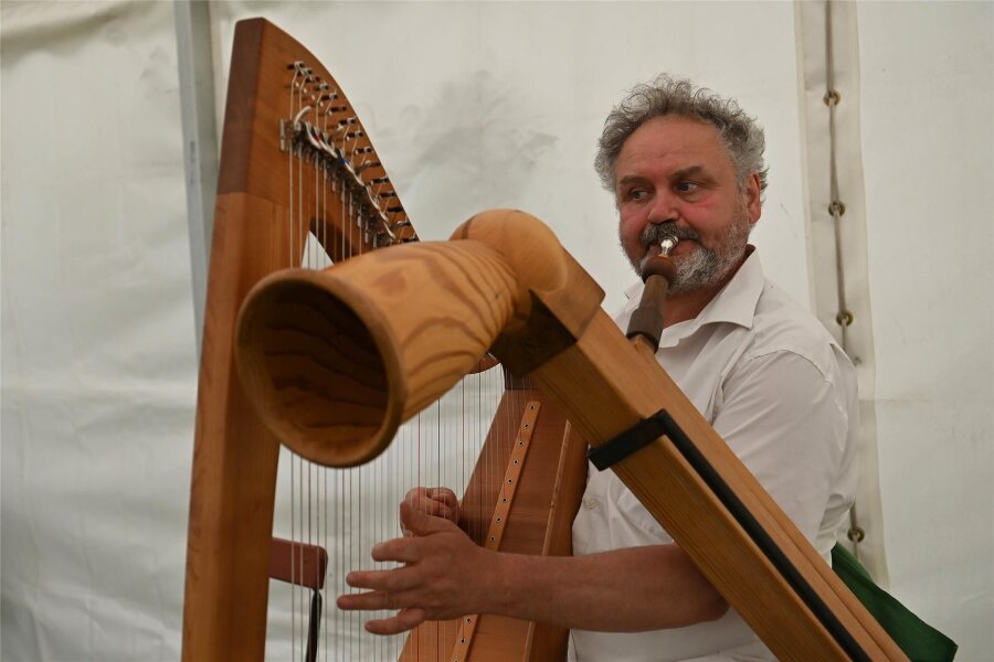 In Mittweida wird die Geschichte einer besonderen Scheune gefeiert - Für die musikalische Umrahmung des Scheunenfestes sorgte Musiker Stefan Weyh mit Harfe und Alphorn.