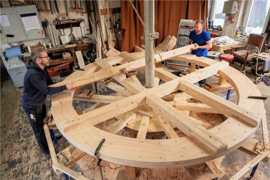 In Mulda entsteht ein Mühlrad für die Knochenstampfe bei Zwönitz - Stefan Seidelschmidt (43) und Niko Wagener (33) beim Zusammenbau des Mühlrades in der Werkstatt in Mulda. 