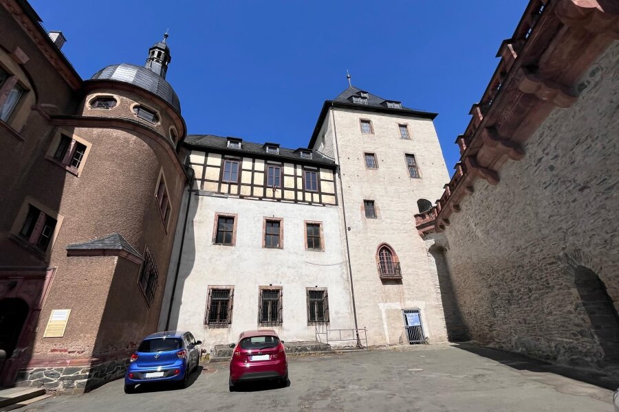 In Mylau wird jetzt die untere Burg saniert - Die untere Burg mit dem Roten Turm (rechts) steht im Fokus des neuen Fördervorhabens auf Burg Mylau. Zehn Partner wirken im Projekt „Kulturelles Erbe des Vogt- und Egerlandes“ zusammen.