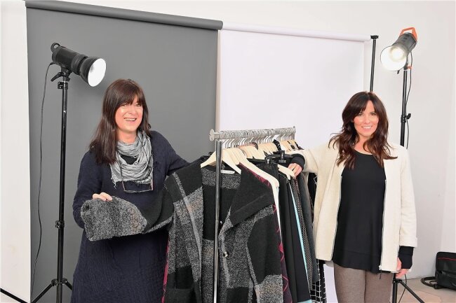 In Netzschkauer Modefirma  kommt Corona verspätet an - Silke Manon Wiesnet (links) und Model Katrin erarbeiten Werbematerial für die neue Kollektion. 