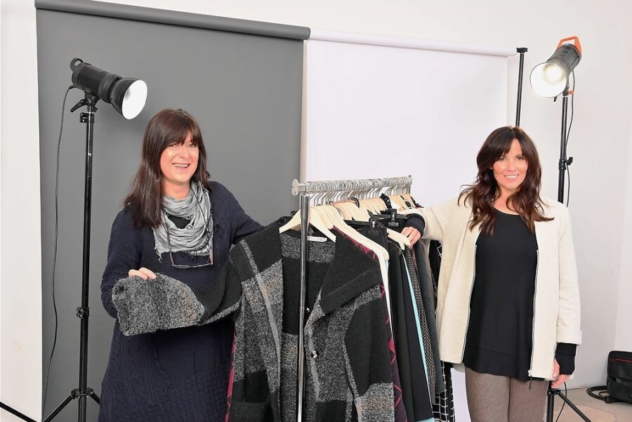 In Netzschkauer Modefirma  kommt Corona verspätet an - Silke Manon Wiesnet (links) und Model Katrin erarbeiten Werbematerial für die neue Kollektion. 
