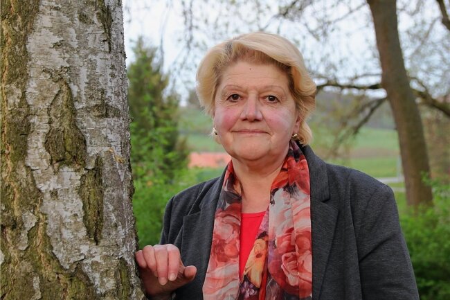 Bürgermeisterin Carmen Künzel im Grünen. Zirka 1300 Bäume, die in der Gemeinde Neuensalz auf öffentlichen Flächen stehen, wie an Spielplätzen, Straßen oder Friedhöfen, werden jetzt in einem Baumkataster erfasst.