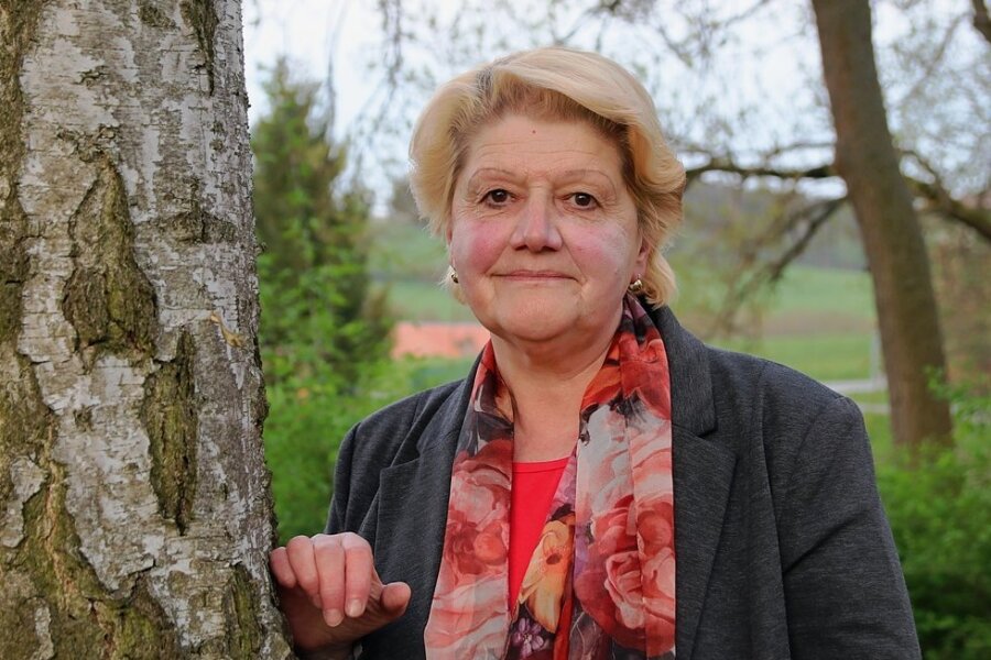In Neuensalz erhält jeder Baum im öffentlichen Raum eine Plakette - Bürgermeisterin Carmen Künzel im Grünen. Zirka 1300 Bäume, die in der Gemeinde Neuensalz auf öffentlichen Flächen stehen, wie an Spielplätzen, Straßen oder Friedhöfen, werden jetzt in einem Baumkataster erfasst.