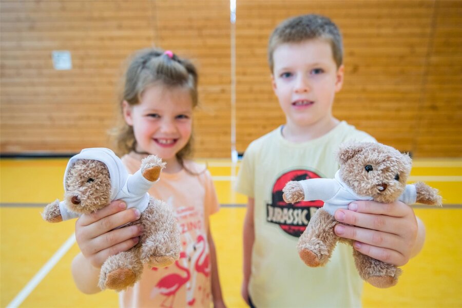 In Niederdorf fliegen wieder die Teddybären - Auch Isabel und Niklas aus der Kita Wirbelwind ergatterten am Mittwoch Teddybären. An diesem Tag waren genügend Plüschtiere für alle da.