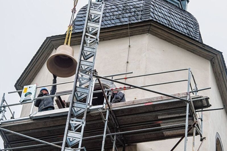 In Niederzwönitz läuten bald die neuen Glocken - Hier werden die Glocken ausgetauscht.