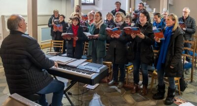 In nur 96 Stunden zum erfolgreichen Chorkonzert - Knapp 20 Sangesfreudige probten in der Deutschneudorfer Kirche unter Leitung von Thomas Wagler, Musikreferent beim Evangelischen Sängerbund. 
