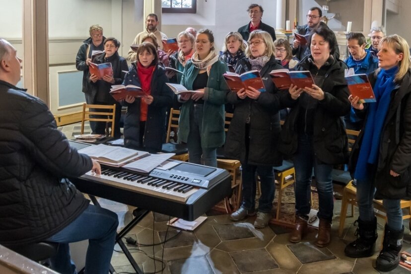 Knapp 20 Sangesfreudige probten in der Deutschneudorfer Kirche unter Leitung von Thomas Wagler, Musikreferent beim Evangelischen Sängerbund. 