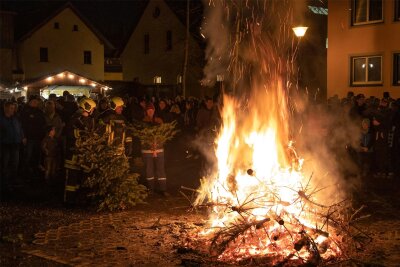 In Oberlungwitz, Gersdorf, Langenberg und Falken brennen ausrangierte Weihnachtsbäume - In Gersdorf am Volkspark will die Feuerwehr wieder Weihnachtsbäume lodern lassen.