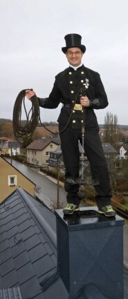 Silvio Hirt, hier bei der Arbeit auf einem Dach in Oberlungwitz, ist neuer bevollmächtigter Schornsteinfegermeister für die Region. 