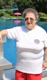 In Oederan ist das Badewasser warm - Regina Eckardt: Schwimmausbilderin und Chefin an der Kasse.