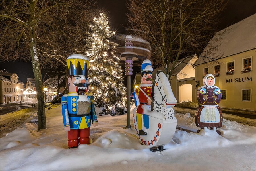 In Olbernhau geht am 2. Februar die Weihnachtsbeleuchtung aus - Die Olbernhauer Marktfiguren zur Weihnachtszeit.