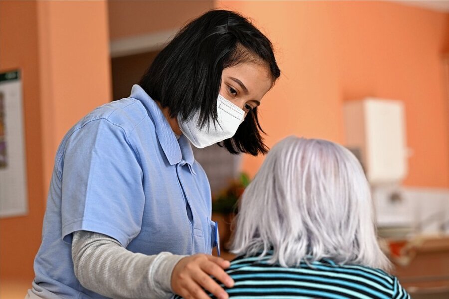 In Pflegeheimen ist Corona immer noch ein Problem - Pflegekräfte und Heimbewohner leiden besonders unter der Pandemie. 