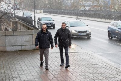 In Plauen niedergestochen: Opfer trifft nach einem Jahr seine beiden Lebensretter - Frank Z. (rechts) und John-Vincent H. wurden Zeugen eines Verbrechens auf der Plauener Friedensbrücke. Sie handelten sofort - und retteten damit Leben.