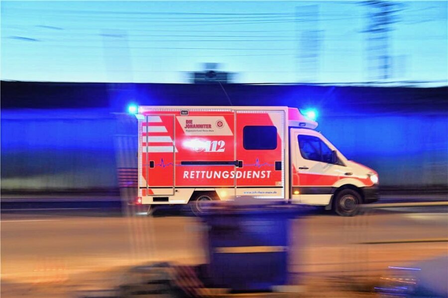 In Reichenbach: Motorrollerfahrer durchschlägt bei Unfall Scheibe von Transporter - Infolge des Unfalls musste der 16-jährige Motorrollerfahrer ins Krankenhaus gebracht werden. 