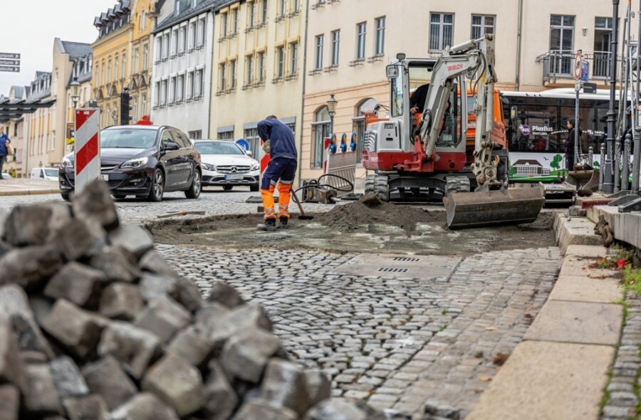 In Reichenbach wird Pflaster in der Innenstadt ausgebessert - 