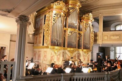 In Reichenbacher Kirche erklingt vier Stunden nonstop Kirchenmusik - Mit Unterstützung von Musikern der Vogtland-Philharmonie gestalteten hiesige Ensembles und Solokünstler einen anspruchsvollen musikalischen Abend in der Peter-Paul-Kirche.