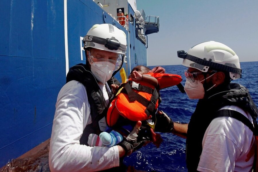 In rettender Mission - Vorerst in Sicherheit: Helfer, die mit der "MS Geo Barents", einem Schiff der Hilfsorganisation "Ärzte ohne Grenzen", im Einsatz sind, retten einen Säugling im Mittelmeer vor Libyen. 