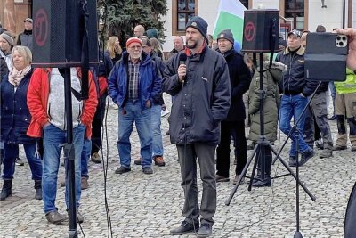 In Rochlitz zu Bürgerstreifen aufgerufen - Martin Kohlmann hat bei einer Versammlung in Rochlitz, hier eine Aufnahme vom 23. März, dazu aufgerufen, sogenannte Bürgerstreifen zu bilden. 